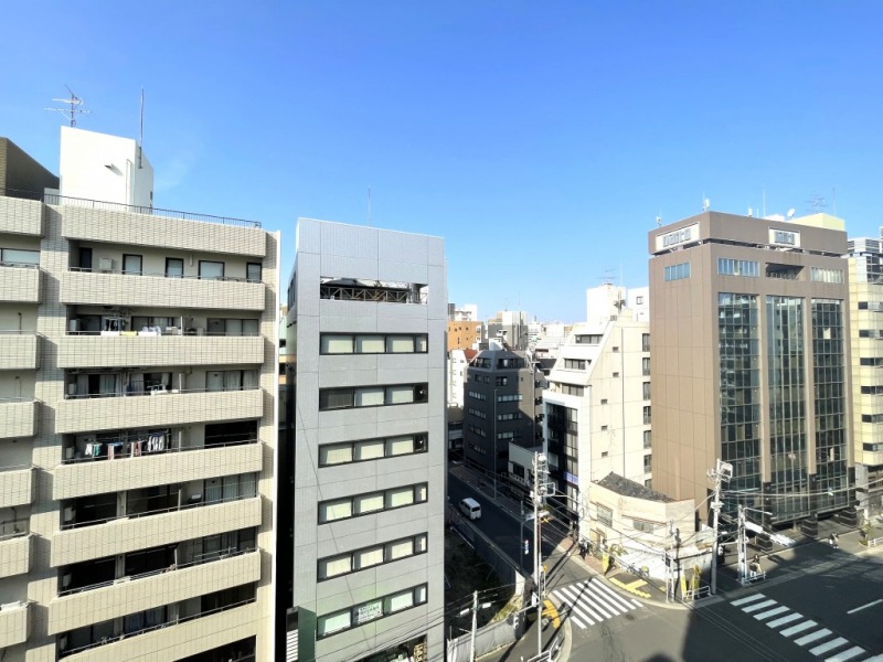 【住戸からの眺望】眼下は4車線道路の為、眼前の建物までの距離が保たれており、陽光もたっぷり注ぎ、広い空も仰げます。