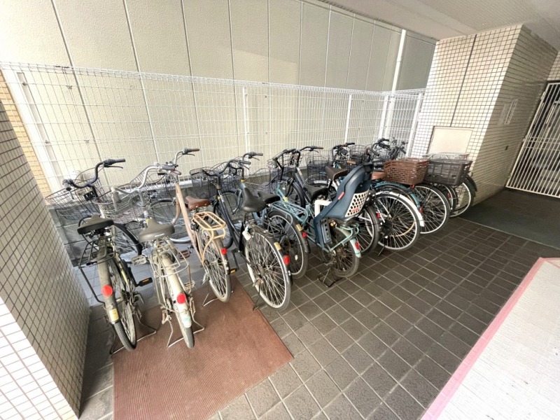 【駐輪場】入口横にある出し入れしやすい平置きの駐輪場です。屋根があり、天候による汚れや日焼けによる劣化などから自転車を守ります。