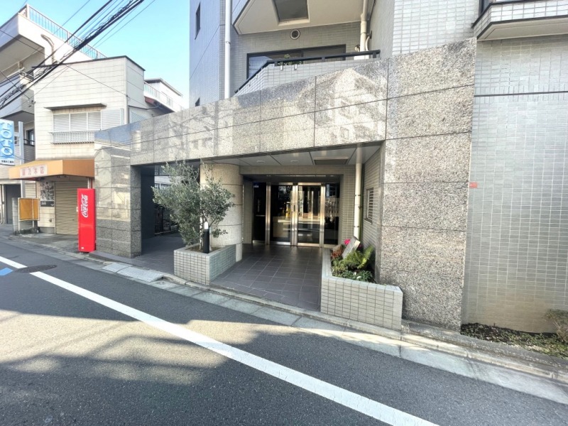 【エントランス】重厚感のある高級石張りのエントランスです。エントランスにはオートロックを備え、セキュリティー面に配慮されており、不審者や不要なセールスを防ぎます。宅配ボックスもあり、不在時でも配達時間を気にすることなく、対面もせずいつでも荷物が受け取れます。