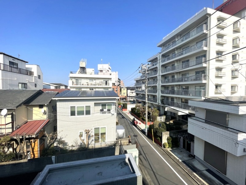 【住戸からの眺望】眼前は低層の建物が多い為開放感もあり、陽光もたっぷり注ぎ、広い空も仰げます。