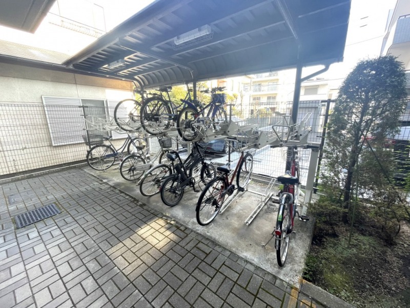 【駐輪場】敷地内にあるラック式の屋根付き駐輪場は、天候による汚れや日焼けによる劣化などから自転車を守ります。