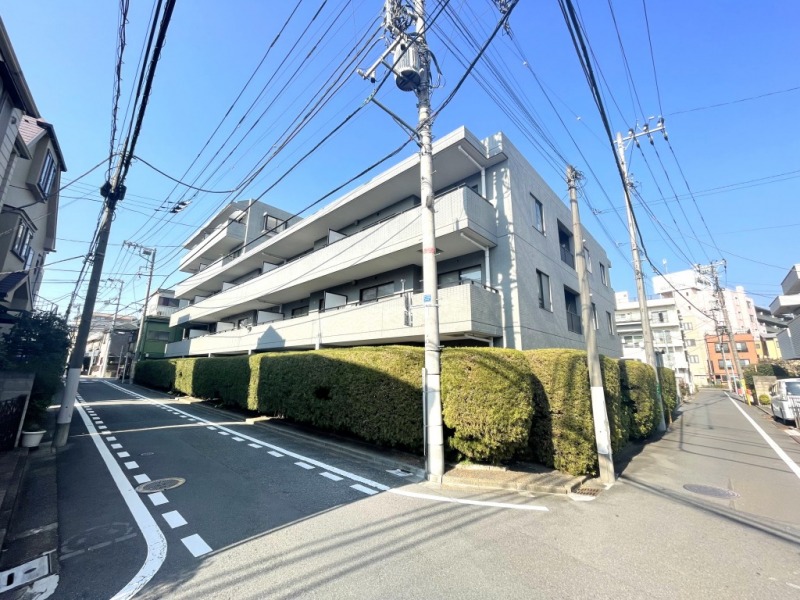 【外観】閑静な住宅街に佇む、手入れの行き届いた植栽に囲まれたグレーベージュのタイル張りの重厚感のある外観です。南・東・西の3方角地の為、陽当たりや風通しにも恵まれた立地です。1996年6月築、東海興業施工の地下1階地上5階建、総戸数24戸のマンションです。スーパー・コンビニ・ドラッグストアも至近にあり、日常のお買い物も良好です。