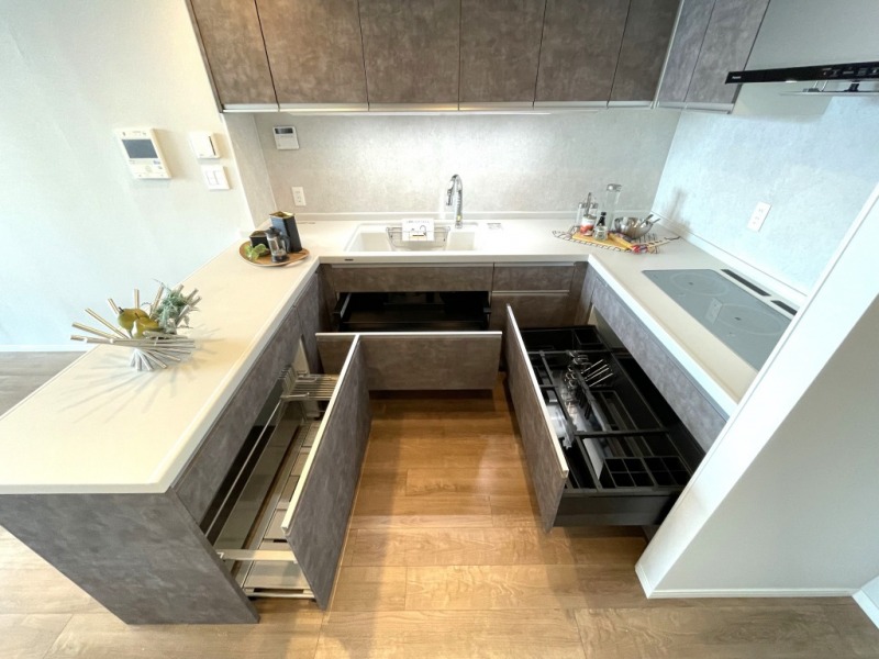 【キッチン】立ったままでも出し入れしやすい引き戸タイプの収納は、収納している物が見やすく、キッチングッズや調味料類はもちろんのこと、大型の調理道具も充分に収納可能です。