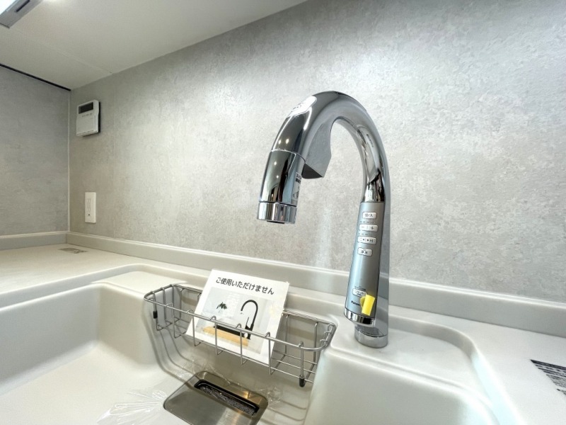 【キッチン：水栓】おしゃれなスワンネックのPanasonicスリムセンサー水栓は、衛生的で賢く節水もできるタッチレスで、水流も選択でき、よく使う温度や水量もボタン操作で簡単に設定ができます。浄水も一体型で、カートリッジがビルトインタイプでカウンターもすっきりし、切り替えもスムーズです。