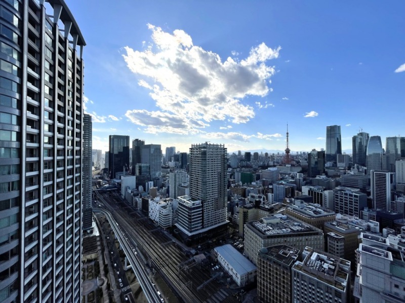【住戸からの眺望】眼前には東京タワーを中心とする港区の街を一望できます。空も広く仰げ、空色の移ろいも感じられる眺望です。夜には、一面に広がる都心の明かりが一層美しく、煌びやかな夜景が望めます。