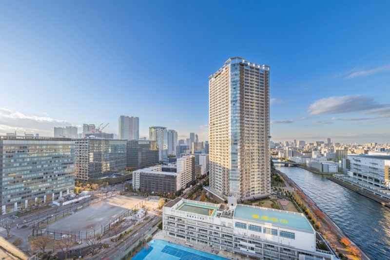 【住戸からの眺望】眼下は、小学校と公園なので開放感があり、広い空も仰げ、運河や遠くの街まで望める爽快な眺望です。