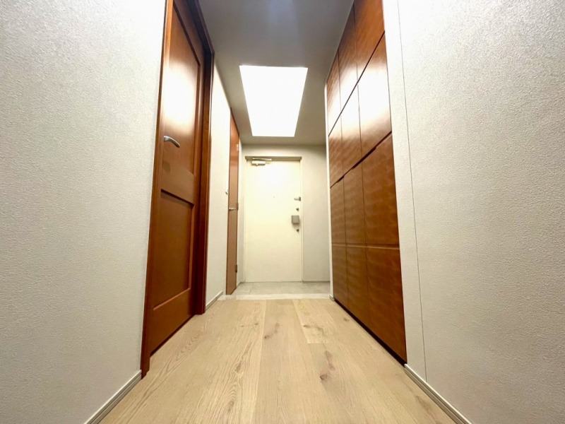 【玄関】住戸の顔となる玄関は広めにとられており、落ち着きのある上品な雰囲気で、玄関横には大容量のシューズインクローゼットを備えています。廊下にも収納を備えており、お出かけアイテムなどが収納できます。