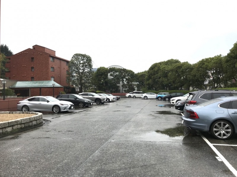 【駐車場】乗り降りや入出庫しやすい敷地内の平置き駐車場です。ハイルーフ車もゆとりを持って駐車する事ができます。
