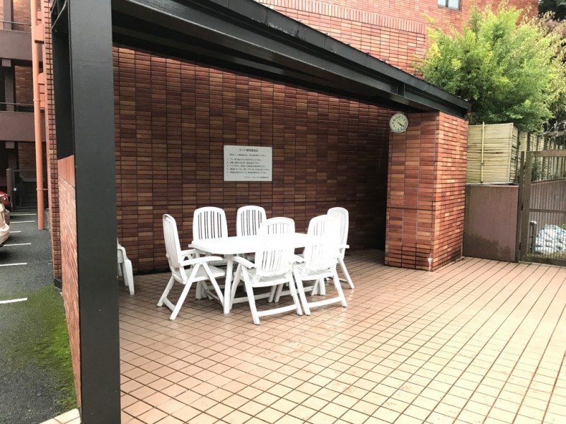 敷地の一画には、ほっと一息つけるエリアもありました。住人専用のテニスコートも併設されています。