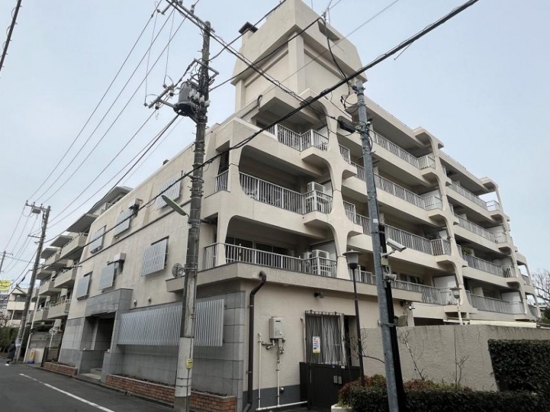 【外観】上野毛駅より徒歩5分、駒沢通りより1本入った閑静な住宅地に位置する、オフホワイトの外壁のシャービックな印象の外観です。1974年12月築、長谷川工務店施工の地上5階建、総戸数22戸のヴィンテージマンションです。
