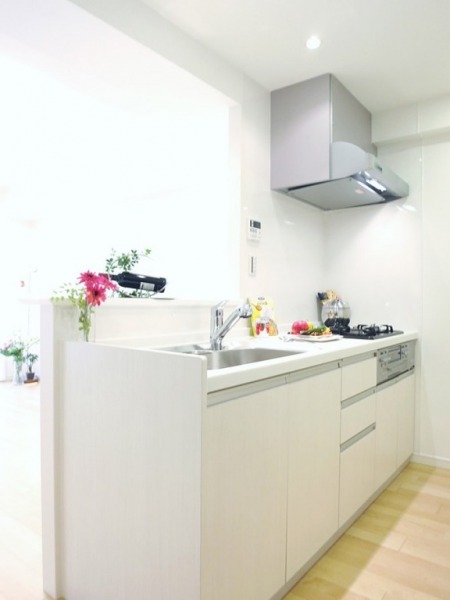 【キッチン：施工事例】洗練されたデザインのキッチンは、セパレートキッチンで作業スペースや収納も多く、動線もコンパクトで作業効率がアップします。お掃除のしやすいレンジフードや3口コンロを採用していて、汚れもふき取りやすく毎日のお手入れがとても楽々です。