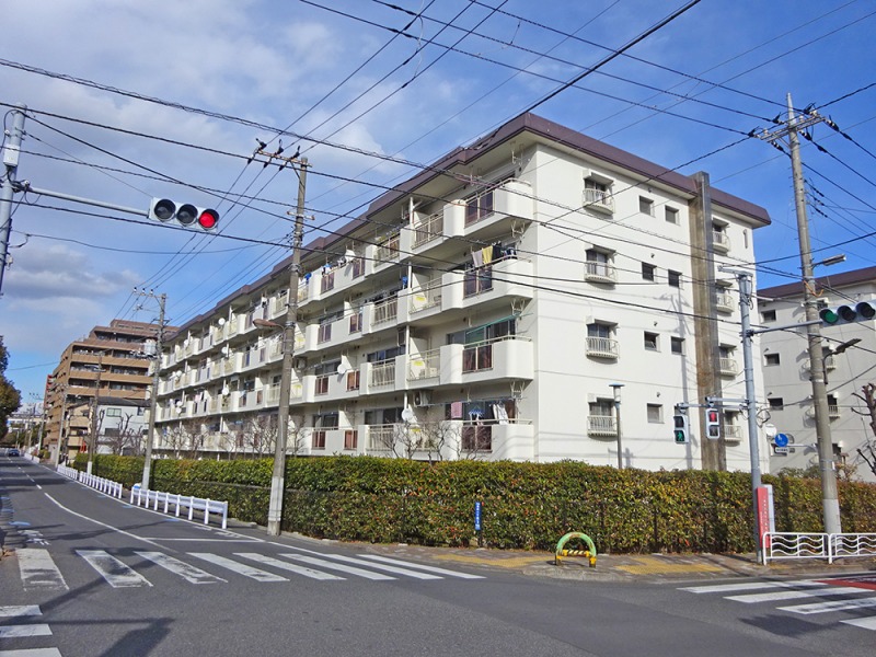 【外観】爽やかなホワイトにブラウンの屋根の外観です。1981年2月築、多田建設施工、住宅・都市整備公団旧施主の地上5階建、総戸数141戸のビッグコミュニティです。マンション前には、「横十間川親水公園」、西南側が接道した角地に位置し、採光・通風に恵まれた立地です。学区内中学校は徒歩2分の近さです。