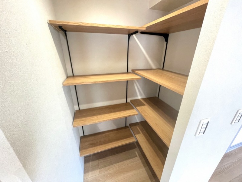 【キッチン:パントリー】キッチン奥には、大容量のパントリーが備えてあり、可動式の棚が設置されていて見渡しやすく、食器棚・食品庫・日用品ストック収納としてなど、用途も多様な上、たっぷり収納できて使い勝手の良い収納です。