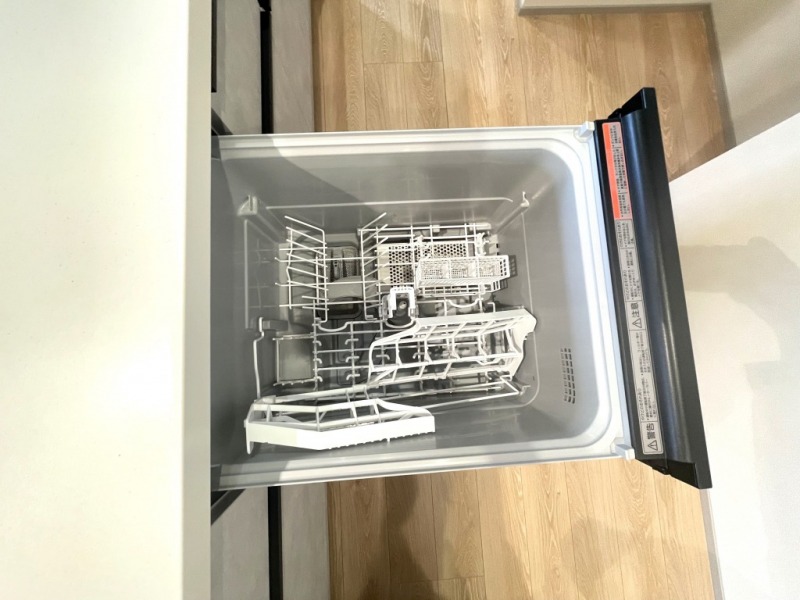 【キッチン:食洗機】ビルトイン食器洗浄乾燥機が付いているので、調理スペースも広く取れて節水効果もあり、家事の負担軽減も期待できます。