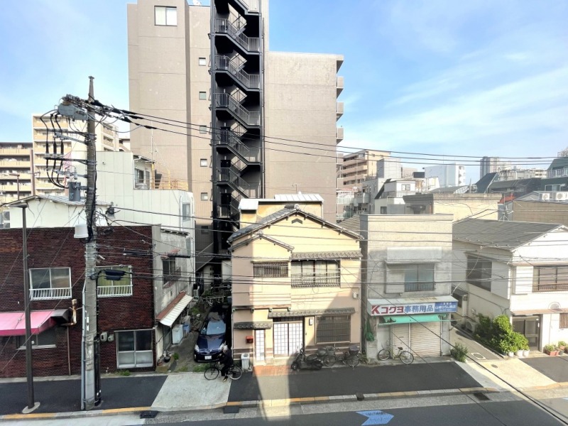 【住戸からの眺望】眼下は道路で前面の建物まで距離が保たれ、低層の建物が多く開放感もあり、広い空も仰げる眺望です。