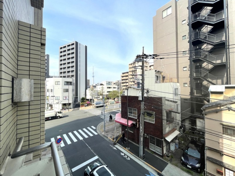 【住戸からの眺望】抜けもあり、東側の窓からスカイツリーも遠望できます。