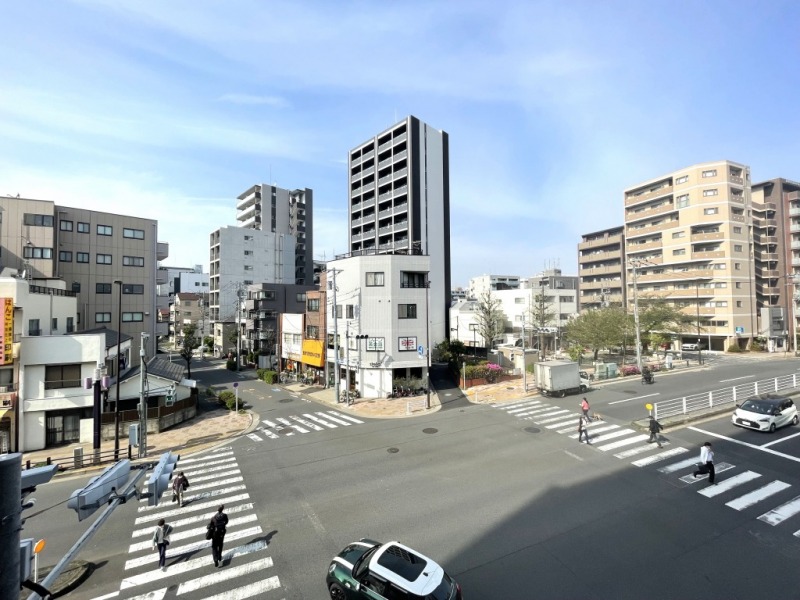 【住戸からの眺望】角地に立地するので開放感もあり、採光や通風に恵まれています。