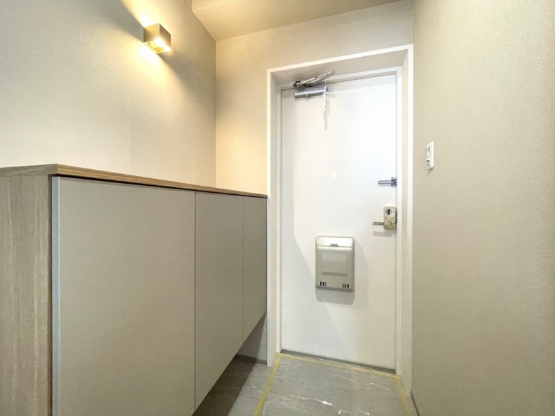 【玄関】住戸の顔となる玄関は広めにとられ、落ち着きのある雰囲気の内装です。カウンター付きのシューズクローゼットを備えており、お好みの物を置いて玄関の空間演出が愉しめます。フロートタイプなので、お掃除もしやすくフットライトで玄関フロアがさらに広く感じます。