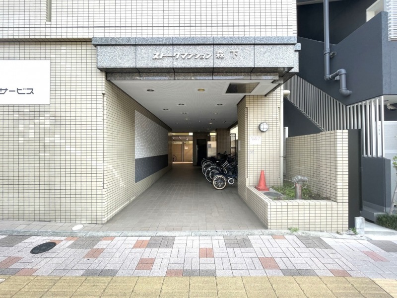 【エントランス】前面道路より奥まった所に位置する、プライバシー性の高いエントランスです。エントランスにはオートロックを備え、セキュリティー面に配慮されており、不審者や不要なセールスを防ぎます。