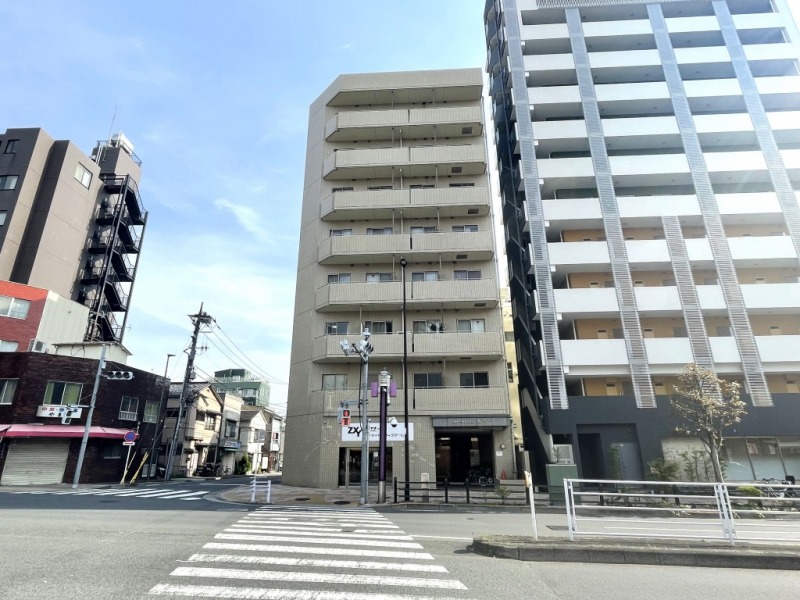 【外観】「森下」駅近の新大橋通り沿いの角地に立地する、ブラウンタイル張りの街並みに馴染む外観です。1992年11月築、三和建物施工・旧分譲の地下1階付地上8階建、総戸数25戸のマンションです。