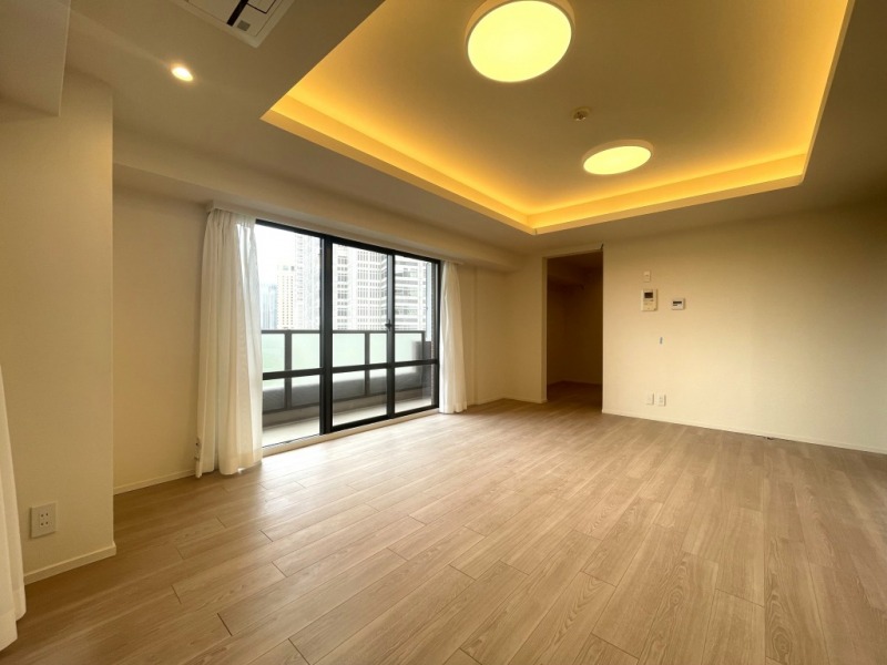 【LDK:約15.8帖】ホワイトを基調とした内装に、木目の美しいフローリングや建具で、木のぬくもりを感じるナチュラルモダンな雰囲気のリビングダイニングとなっています。床暖房が敷設され、冬は身体の芯から温まり快適にお過ごし頂けます。