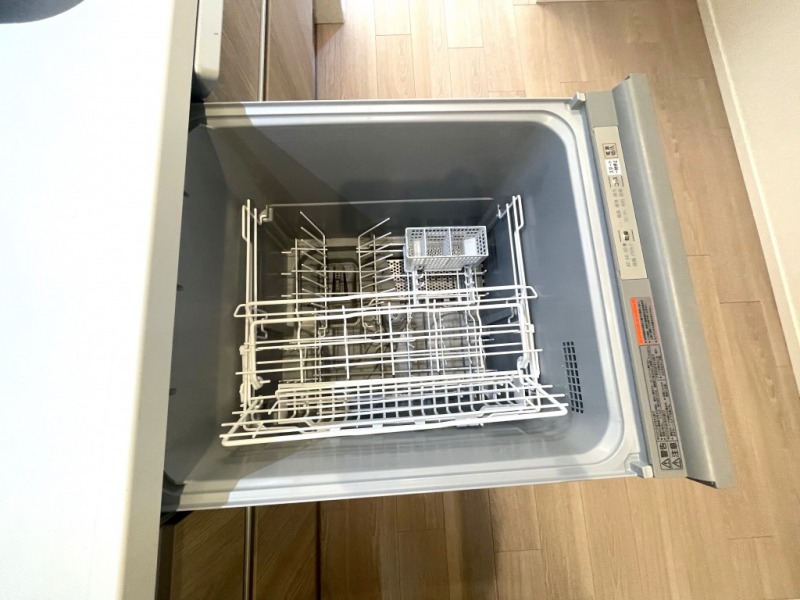 【キッチン:食洗機】ビルトイン食器洗浄乾燥機が付いているので、調理スペースも広く取れて節水効果もあり、家事の負担軽減も期待できます。上面部に操作ボタンが設置されているタイプなので、ラクな姿勢で操作ができます。