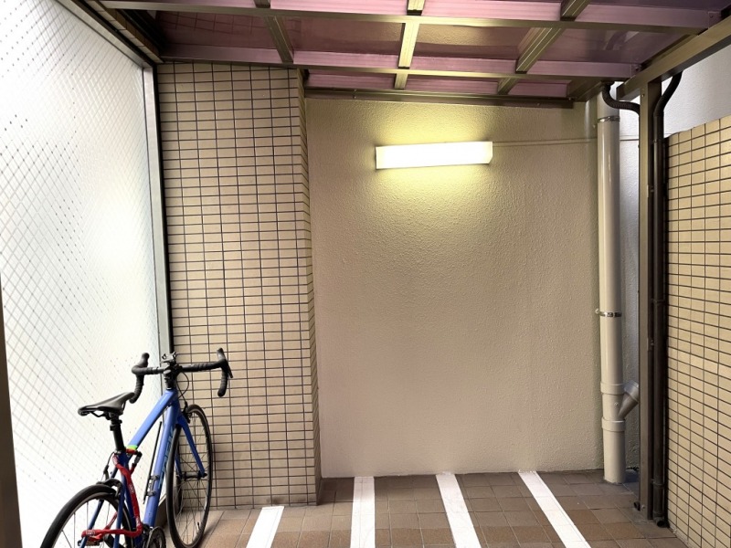 【駐輪場】敷地内にある屋根付き駐輪場は、天候による汚れや日焼けによる劣化などから自転車を守ります。