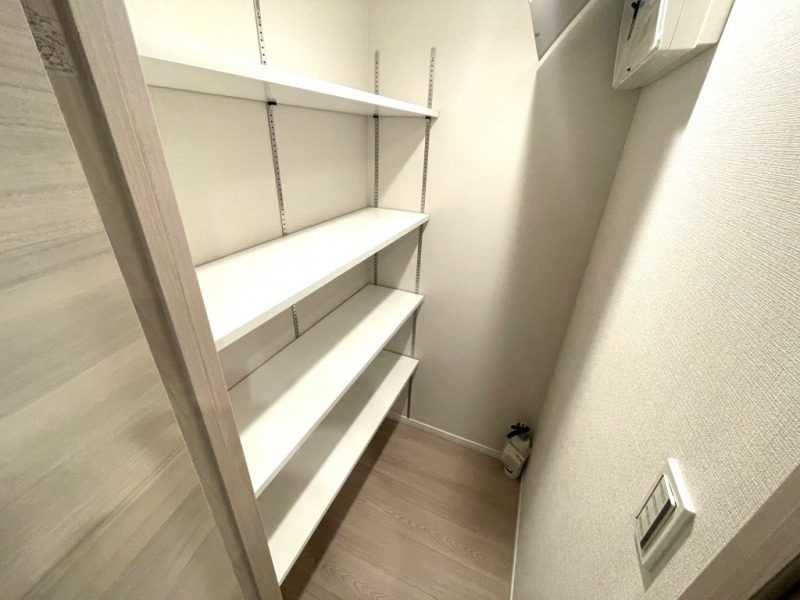 【納戸】廊下には、ウォークインクローゼットと納戸を備えています。納戸には可動式の棚が設置され、収納する物に合わせ高さも調節できるので、たっぷり収納できます。防災グッズ、日々使用するお掃除用品、日用雑貨や消耗品のストックなどが収納でき、毎日行き来する廊下なので出し入れしやすく便利です。