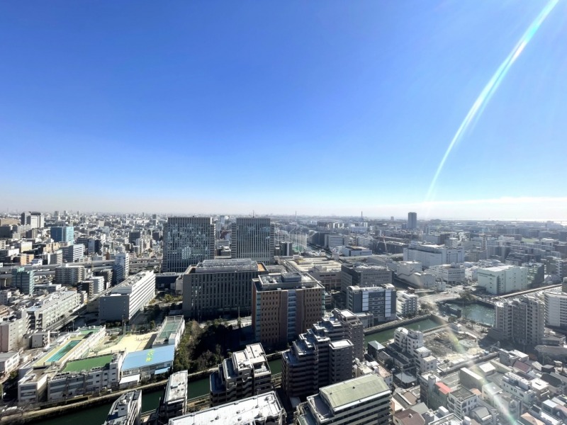 【住戸からの眺望】南東側奥には東京湾が広がり、東京ゲートブリッジが望める爽快な眺望です。晴れていれば、千葉県の内房の方まで望めます。