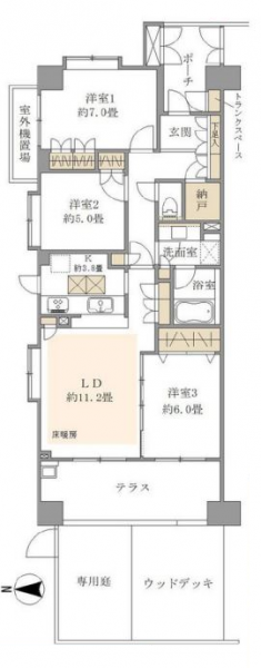 【間取り:3LDK】専有面積79.13㎡。約11.2帖のリビングダイニングキッチン。約7.0帖・約6.0帖×2の洋室があり、それぞれにクローゼットを備えています。廊下には納戸や収納、玄関横にはトランクスペースもあり、収納も充実しています。専用庭・テラス・ウッドデッキのある西北向き角住戸です。