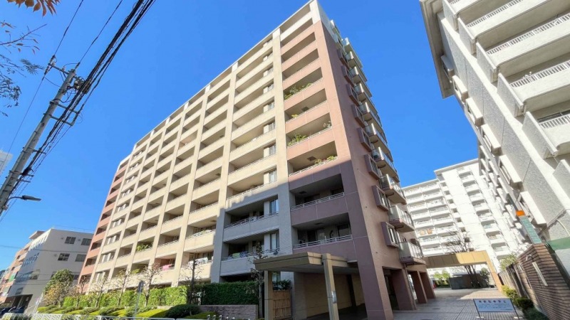【外観】「東陽町」駅徒歩3分の駅近の閑静な住宅街に位置し、綺麗に整った植栽に囲まれた、ベージュを基調としたサイドはブラウンの配色のタイル張りの外観です。大林組施工、野村不動産旧分譲、野村不動産パートナーズ管理の地上13階建、総戸数149戸のビッグコミュニティです。区役所、郵便局、スーパー、コンビニ、ドラッグストアが近く、利便性の高い立地です。