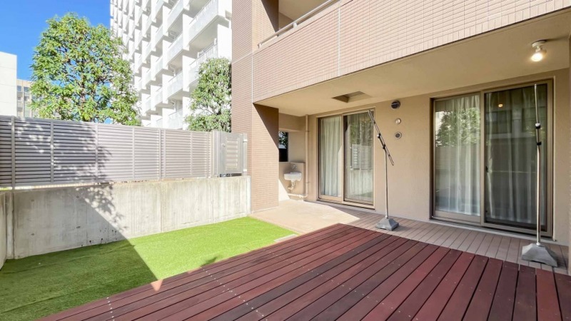 【テラス・専用庭】テラスには、スロップシンクも備えてあり、掃除用具や園芸道具を洗ったり、鉢植えの水やりをしたり、スニーカーなどを洗うのにも便利です。人工芝やウッドデッキも敷かれ、開放感たっぷりな専用庭は、テーブルやチェアなども置ける広さで、カフェタイムなどリフレッシュや寛ぎのスペースとしても、ゆったりお過ごし頂けるプライベートスペースです。