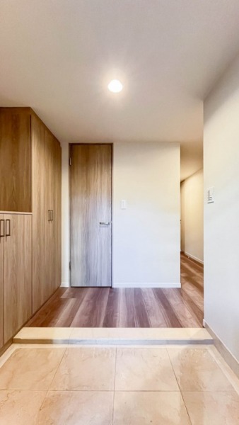 【玄関】住戸の顔となる玄関は広めにとられ、落ち着きのある雰囲気の内装です。カウンター付きのシューズクローゼットを備えており、お好みの物を置いて玄関の空間演出が愉しめます。トールシューズボックスも備えており、たっぷり収納できます。