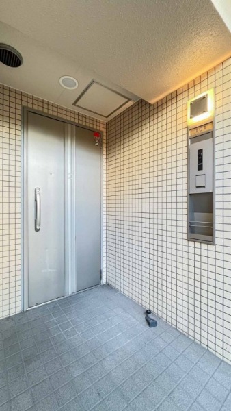 【共用部玄関】玄関横には、トランクスペースを備えていて、アウトドアグッズなど、室内には持ち込みたくないような荷物の収納に重宝します。