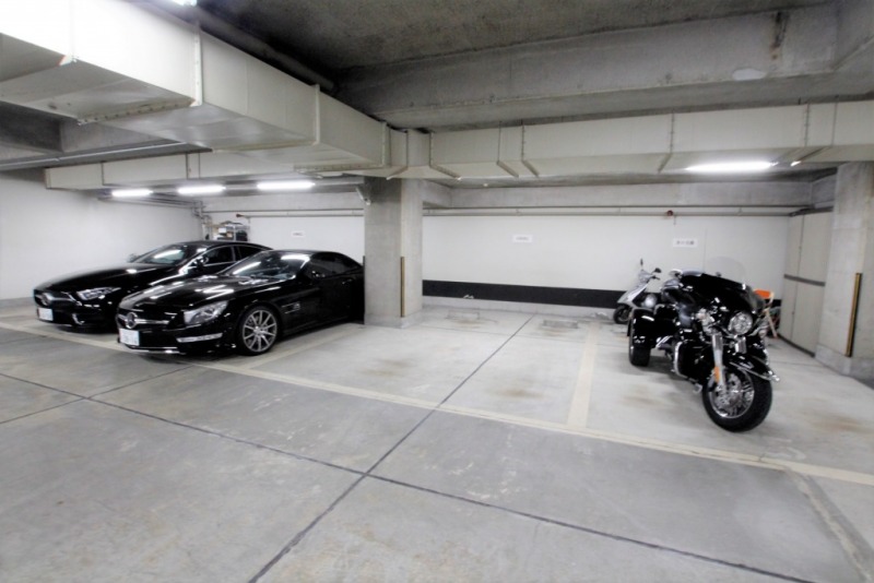 【駐車場】平置き駐車場で入出庫しやすく、屋内で雨天時も濡れずに乗り降りでき、天候による汚れや日焼けなどからも大切なお車を守ります。