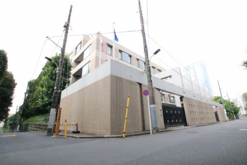 【外観】閑静な住宅街の南側道路面より約5.5mの石垣の高台に佇む、タイル張りの気品あふれる外観です。1階・地下1階はフィリピン大使館が入っており、セキュリティーも安心感があります。フィリピン大使館の入口は北側の坂の上にあり、居住者と公館来訪者の導線は別になっています。1999年8月築、清水建設施工、三井不動産・伊藤忠旧分譲の地下1階建地上7階建、総戸数58戸のレジデンスです。