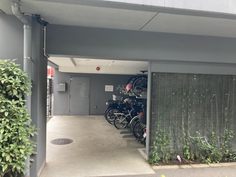 【駐輪場】敷地内にある屋内駐輪場は、天候による汚れや日焼けによる劣化などから自転車を守ります。