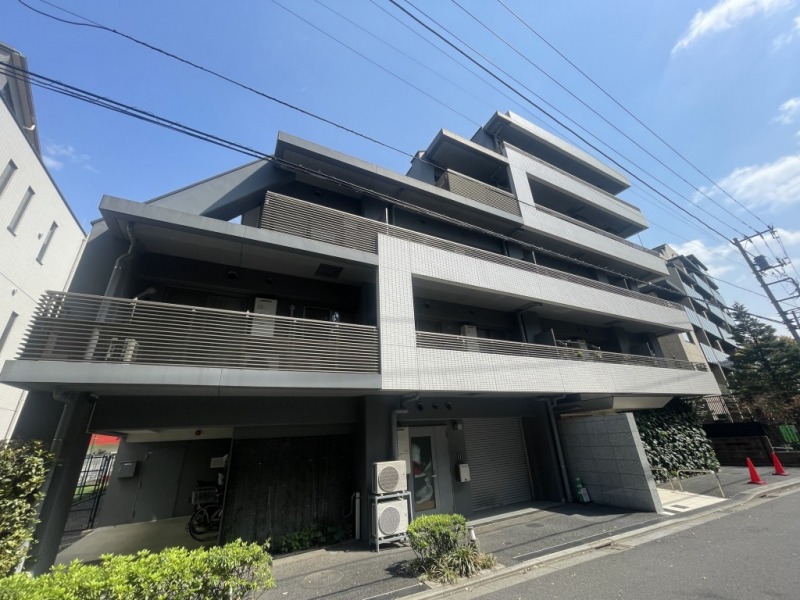 【外観】西麻布の閑静な住宅街に佇む、ダークグレーとホワイトのタイル張りのコントラストがスタイリッシュな外観です。2013年5月築、東急建設施工、地上5階建、総戸数24戸のマンションです。
