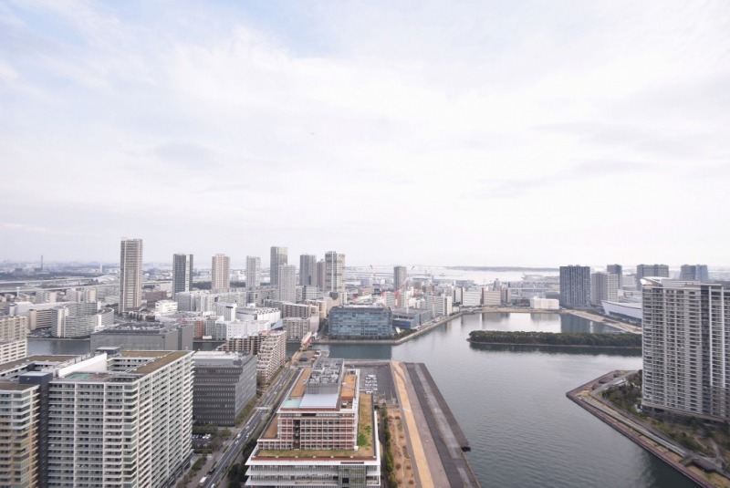 【住戸からの眺望】タワーマンションなどが建ち並び、それぞれの敷地も広い為、抜け感もあり遠くの街まで望めます。水辺の潤いを感じながら広い空が仰げる、ベイエリアならではの爽快な眺望です。
