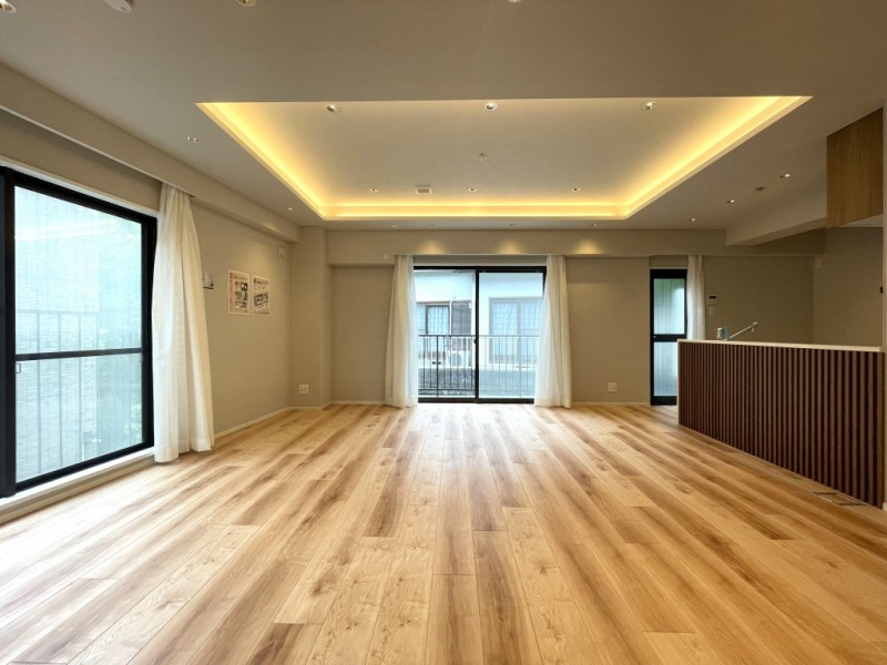 【LDK：約20.8帖】リビングとダイニングを分けて利用でき、家具のレイアウトもしやすい間取りです。大きなソファや大型テレビを置いてもゆとりがある広さです。