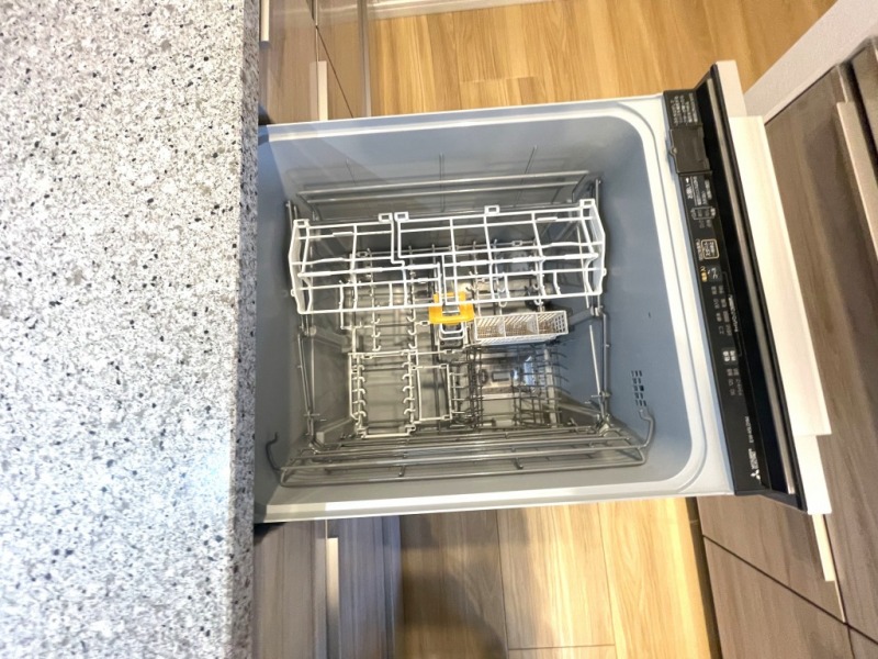 【キッチン:食洗機】ビルトイン食器洗浄乾燥機が付いているので、調理スペースも広く取れて節水効果もあり、家事の負担軽減も期待できます。上面部に操作ボタンが設置されているタイプなので、ラクな姿勢で操作ができます。