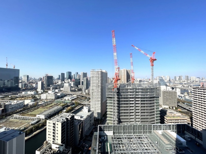 【住戸からの眺望】開発が目まぐるしいベイエリアの光景が目の当たりにできます。常に変化、成長し続ける街です。