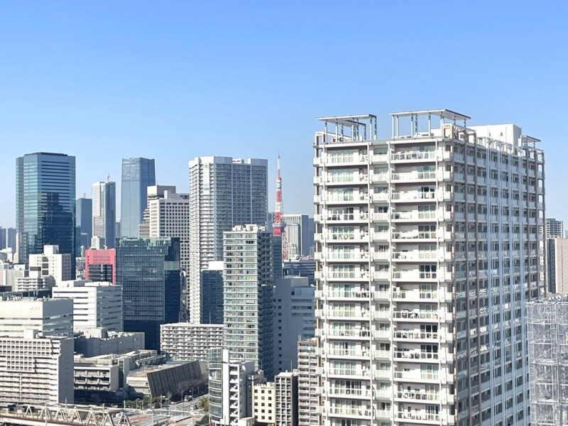 【住戸からの眺望】ビルやタワーマンションが並ぶ合間から、東京タワーも覗かせています。(晴天時)