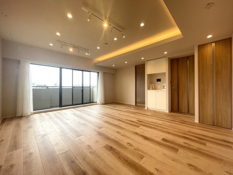 【LDK:約19.2帖】ワイドサッシからの採光が注ぎ、陽当たりが良く、開放感や暖か味のある雰囲気は快適で、家族でゆったり寛げる居心地の良いリビングダイニングです。