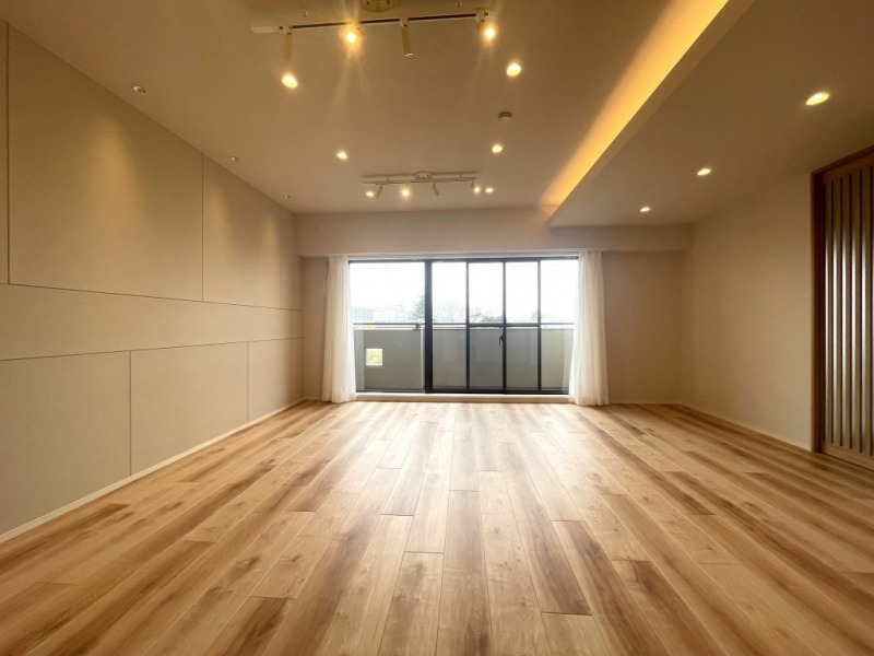 【LDK:約19.2帖】正方形に近いリビングダイニングは、自由度が高く、家具のレイアウトにオリジナリティを出せます。視覚的に抜け感もあり、開放的な印象を与えます。
