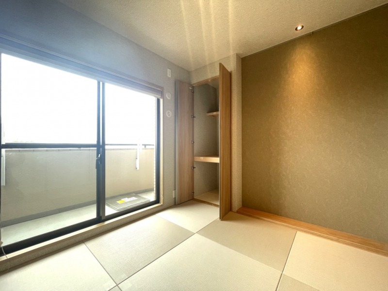【和室:約4.5帖】西向きの陽光が注ぎ、過ぎゆくときをゆったり感じられる和室です。おしゃれな琉球畳敷きで、客間にもなり、ジャバニーズクローゼット(押入)も付いているので、布団を敷いて来客用寝室としてもご利用頂けます。リビングに出入りしやすく、冬は炬燵を囲んでお鍋をしたり、寛ぐのもいいですね。またリビングからも目が届きやすく、クッションマットいらずで、小さなお子様のプレイルームとしてもおすすめのお部屋です。