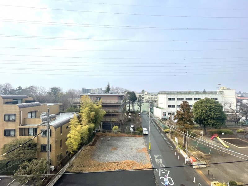 【住戸からの眺望】西側の眼前は公園うや小学校で見晴らしが良く、緑も豊かで広い空も仰げる爽快な眺望です。春には小学校の桜も望めます。