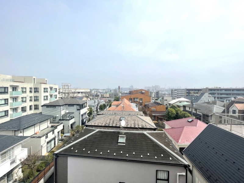 【住戸からの眺望】東側も低層の建物が多く抜けがあり、広い空を仰げる眺望です。