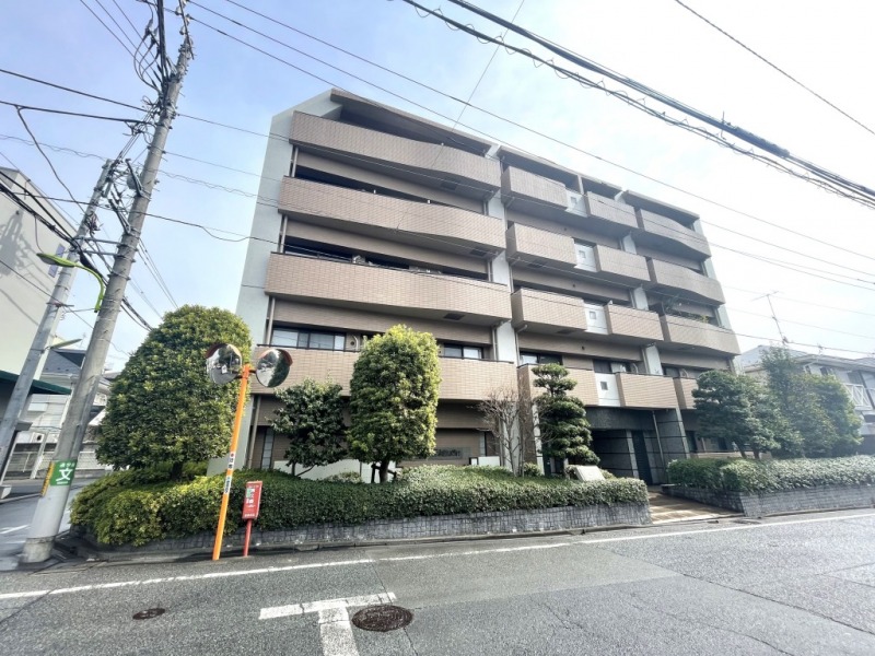 【外観】アールの効いたバルコニーが特徴的なブラウンタイル張りで周辺のグリーンに馴染む外観です。1998年2月築、奥村組施工、地上5階建、総戸数13戸のマンションです。周辺は成城三丁目緑地や明正公園もあり、緑豊かな住環境です。春には桜も咲き四季折々の自然を愉しめます。スーパーやコンビニが近くにあり、駅周辺には「成城コルティ」や「成城北口商店街」もあり、生活利便性の高い立地です。学区内小・中学校も徒歩3分圏内の位置で、子育てファミリーにもおすすめです。
