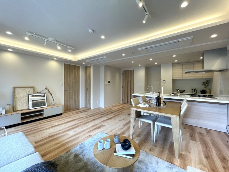 【LDK:約18.5帖】ホワイトを基調とした内装に、木目の美しいフローリングや建具で、木のぬくもりを感じるナチュラルモダンな雰囲気のリビングダイニングとなっています。床暖房が敷設され、冬は身体の芯から温まり快適にお過ごし頂けます。